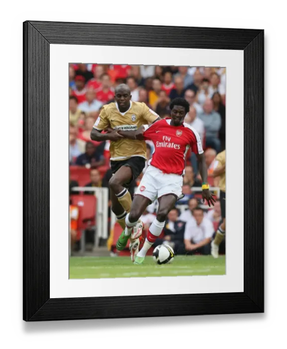 Framed Print : Adebayor vs. Sissoko: Juventus Edge Arsenal in Emirates Cup Opener