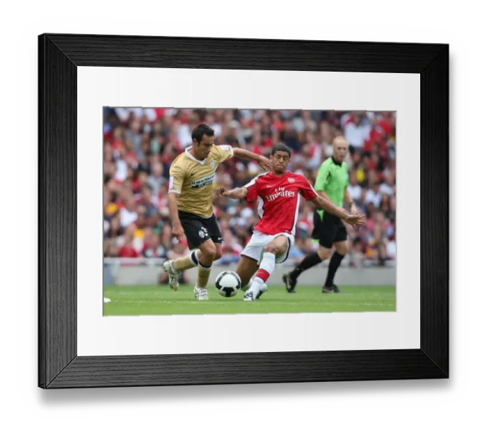 Framed Print : Denilson (Arsenal) Marco Marchionni (Juve) Framed Print : Denilson (Arsenal) Marco Marchionni (Juve)
