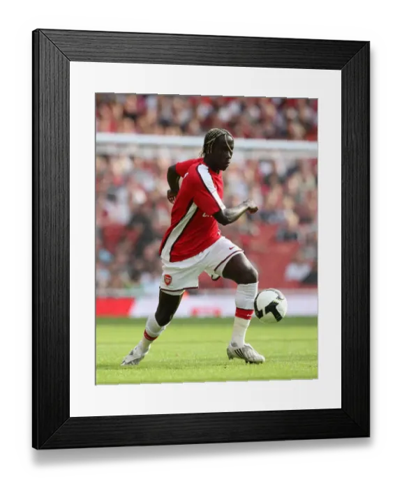 Framed Print : Defiant Sagna: Arsenal vs Juventus at Emirates Cup 2008 (0:1) Framed Print : Defiant Sagna: Arsenal vs Juventus at Emirates Cup 2008 (0:1)
