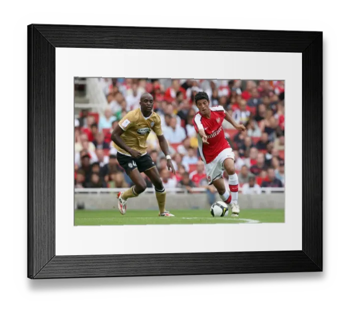 Framed Print : Carlos Vela (Arsenal) Mohamed Sissoko (Juve)