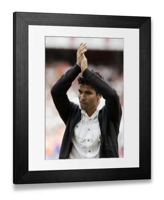 Framed Print : Eduardo (Arsenal) claps tha Arsenal fans Framed Print : Eduardo (Arsenal) claps tha Arsenal fans