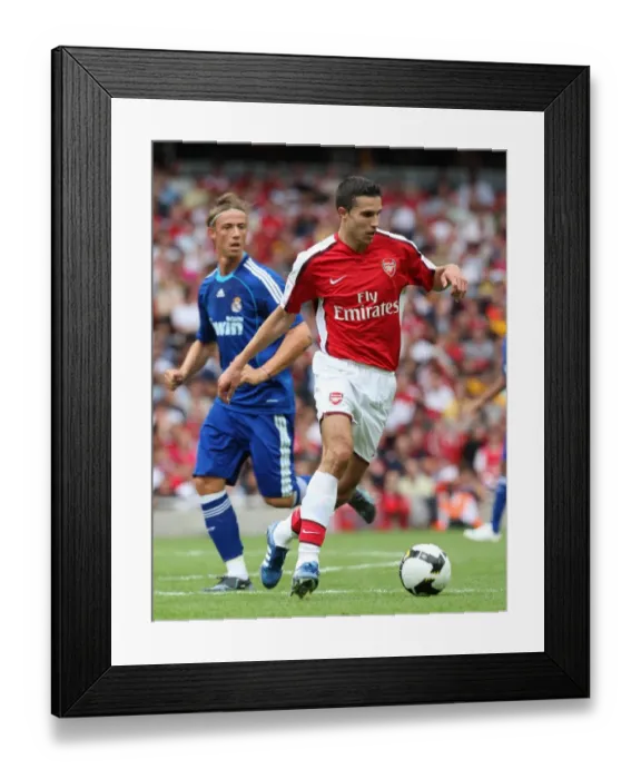 Framed Print : Robin van Persie's Stunner: Arsenal's 1-0 Victory Over Real Madrid in the Emirates Cup (2008)
