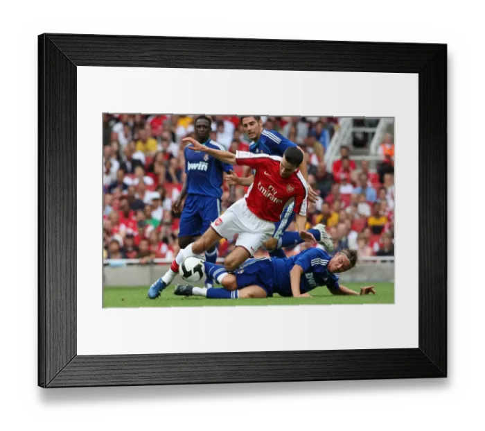 Framed Print : Arsenal's Robin van Persie Scores the Winner Past Real Madrid's Guti in Emirates Cup Clash