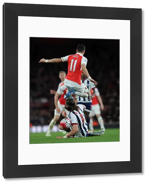 Mesut Ozil (Arsenal) Jonas Olsson (WBA). Arsenal 2: 0 West Bromwich Albion