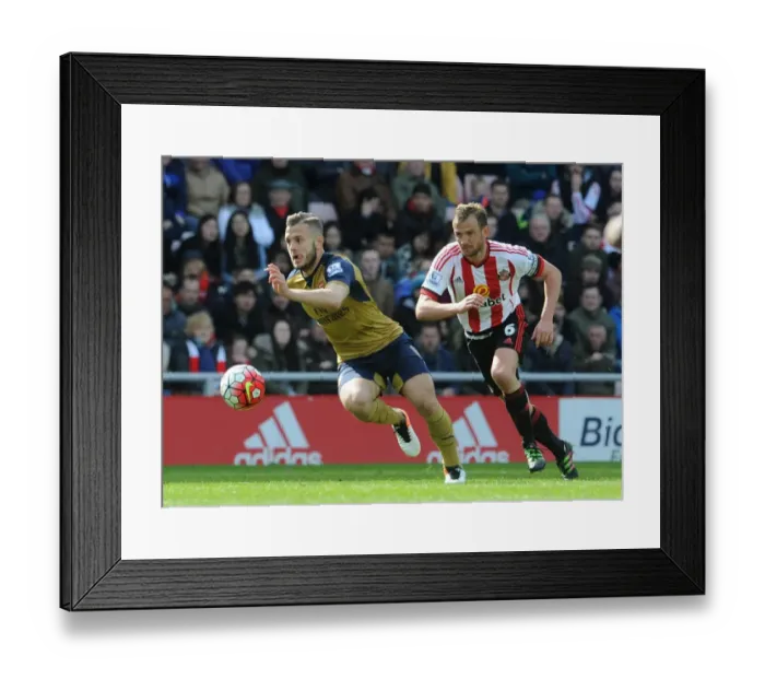 Framed Print : Jack Wilshere vs. Lee Cattermole: Intense Face-Off in Arsenal's Battle against Sunderland