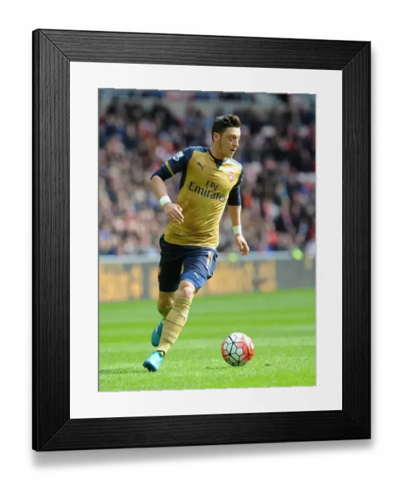 Framed Print : Mesut Ozil in Action: Sunderland vs. Arsenal, Premier League 2015-16