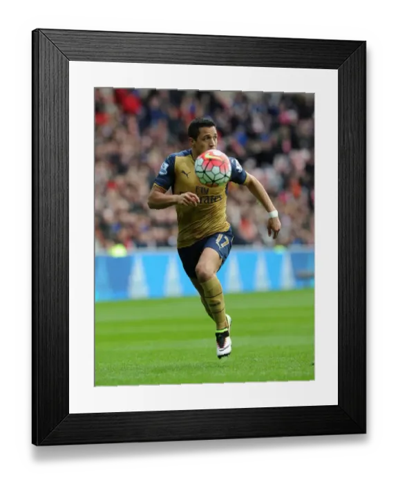 Framed Print : Alexis Sanchez in Action: Arsenal's Thrilling Victory over Sunderland (Premier League 2015-16)