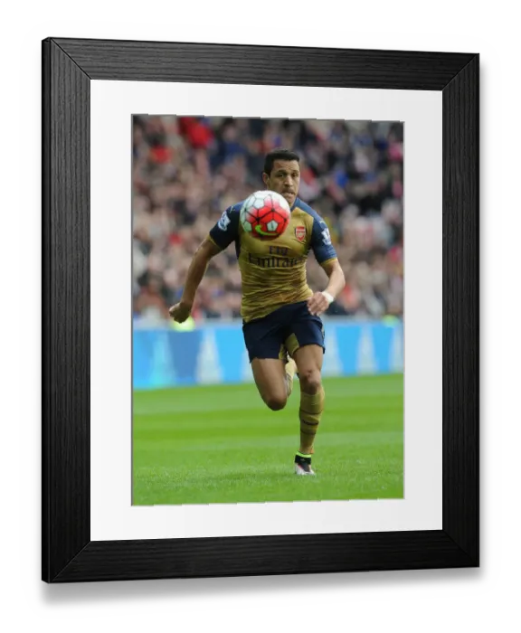 Framed Print : Alexis Sanchez in Action: Arsenal's Thrilling Victory over Sunderland (Premier League 2015-16)