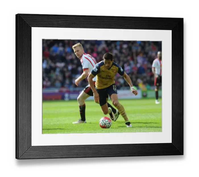 Framed Print : Sanchez vs Larsson: Intense Battle in Sunderland vs Arsenal Premier League Clash, 2015-16