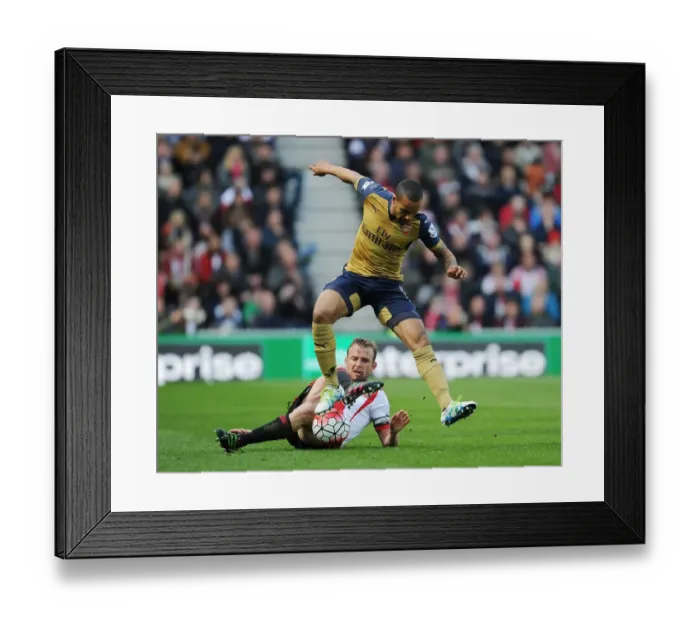 Framed Print : Theo Walcott vs Lee Cattermole: A Premier League Battle at Sunderland (2015-16) Framed Print : Theo Walcott vs Lee Cattermole: A Premier League Battle at Sunderland (2015-16)