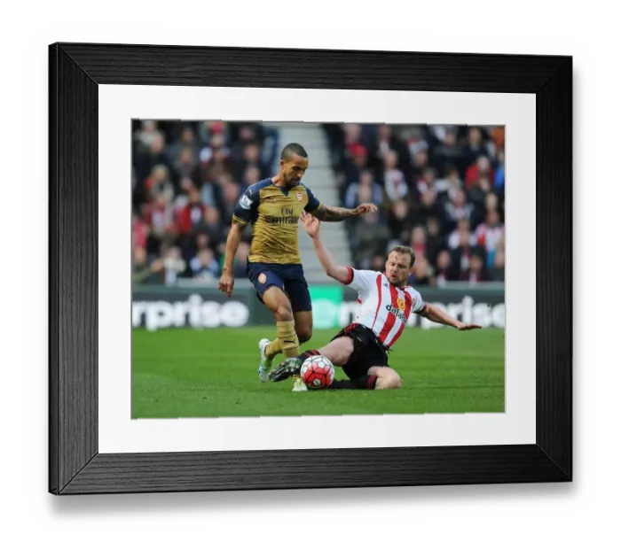 Framed Print : Theo Walcott vs Lee Cattermole: A Premier League Clash at Sunderland (2015-16)