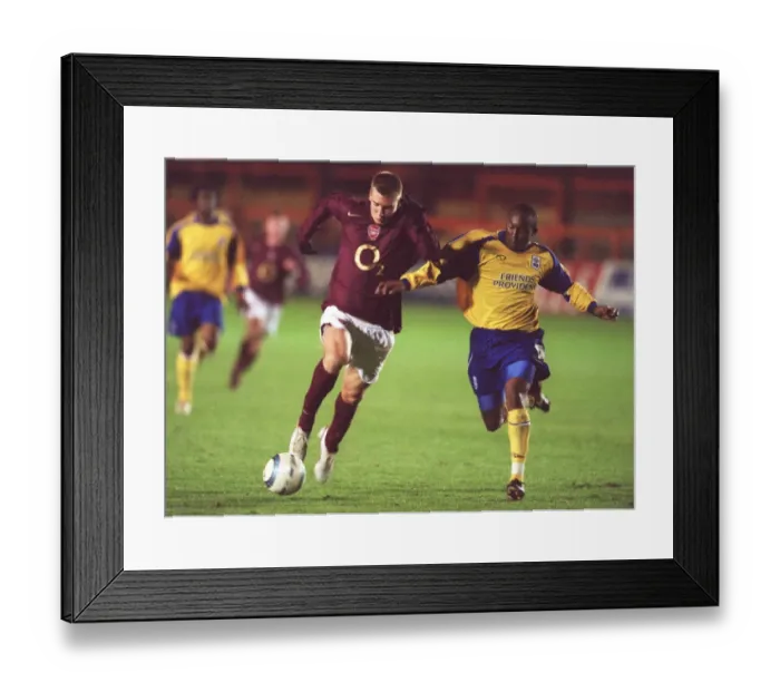 Framed Print : Nicklas Bendtner (Arsenal) Darren Kenton (Southampton) Framed Print : Nicklas Bendtner (Arsenal) Darren Kenton (Southampton)