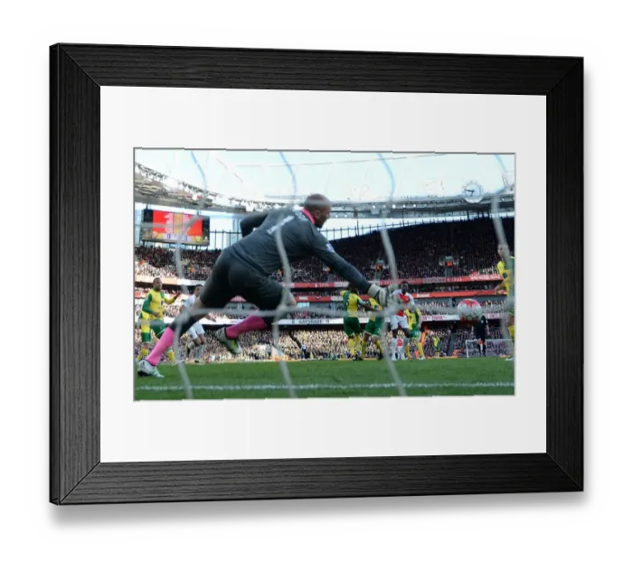 Framed Print : Danny Welbeck Scores the Thrilling Winner: Arsenal vs. Norwich City, Premier League, 2016