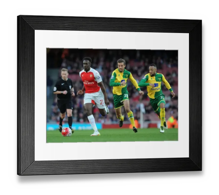 Framed Print : Arsenal's Danny Welbeck Clashes with Norwich's Gary O'Neil and Nathan Redmond during the 2015-16 Premier League Match