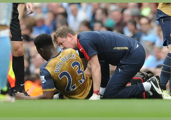 Danny Welbeck (Arsenal) is treated by Physio Colin Lewin. Manchester City 2: 2 Arsenal