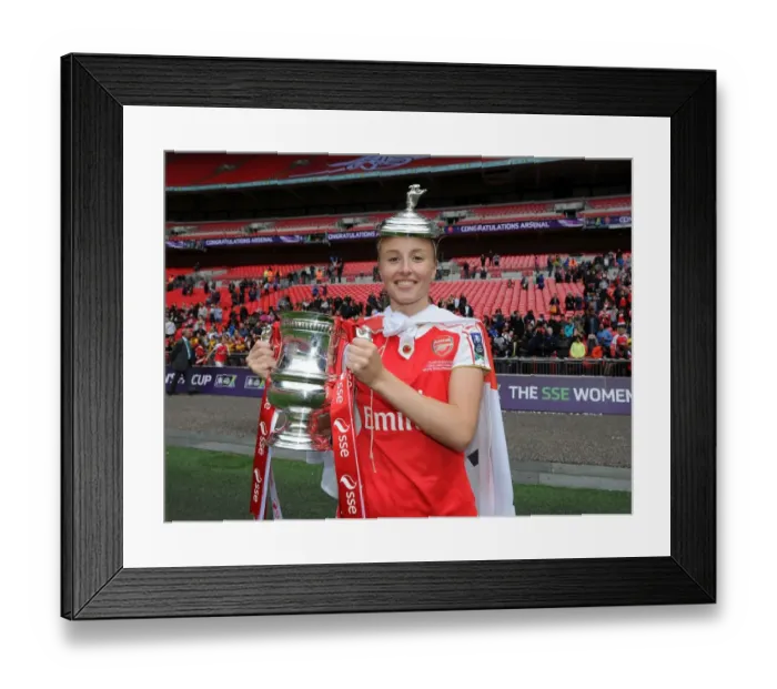 Framed Print : Arsenal Ladies Celebrate FA Cup Victory: Leah Williamson Lifts the Trophy