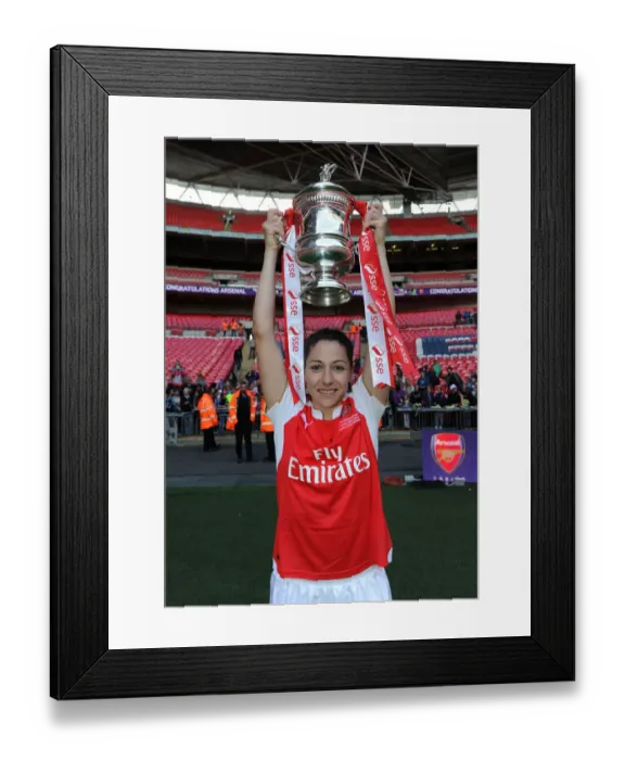 Framed Print : Arsenal Ladies Celebrate FA Cup Victory: Vicky Losada Lifts the Trophy