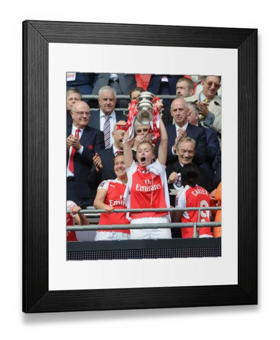 Framed Print : Arsenal Ladies Triumph Over Chelsea Ladies: Leah Williamson Lifts FA Cup