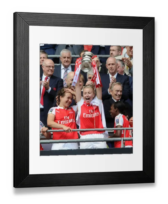Framed Print : Arsenal Ladies Celebrate FA Cup Victory: Leah Williamson Lifts the Trophy
