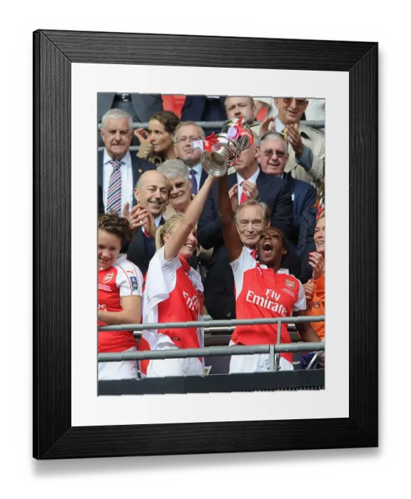 Framed Print : Arsenal Ladies Celebrate FA Cup Victory: Leah Williamson and Danielle Carter Lift the Trophy