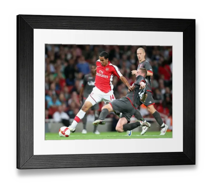 Framed Print : Theo Walcott (Arsenal) Jeroen Heubach (Twente) Framed Print : Theo Walcott (Arsenal) Jeroen Heubach (Twente)
