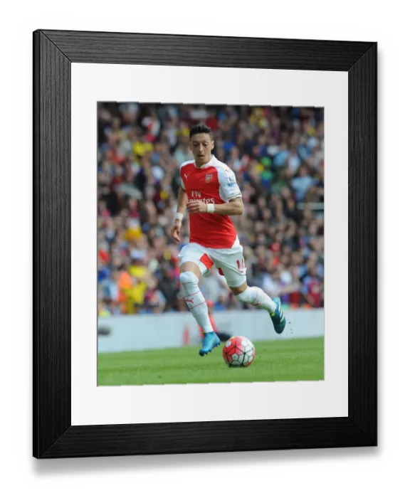 Framed Print : Mesut Ozil in Action: Arsenal vs Aston Villa, Premier League 2015-16