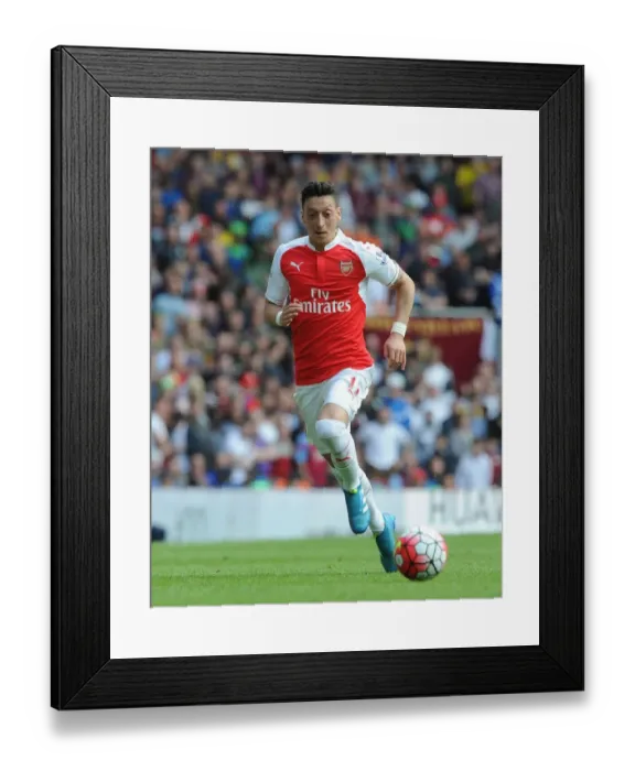 Framed Print : Mesut Ozil in Action: Arsenal vs Aston Villa, Premier League 2015-16