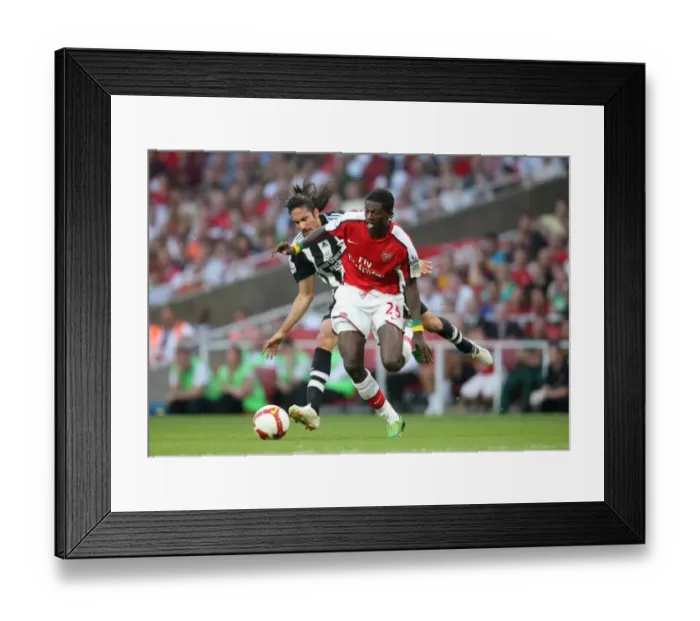 Framed Print : Emmanuel Adebayor (Arsenal) Jonas Gutierrez (Newcastle)
