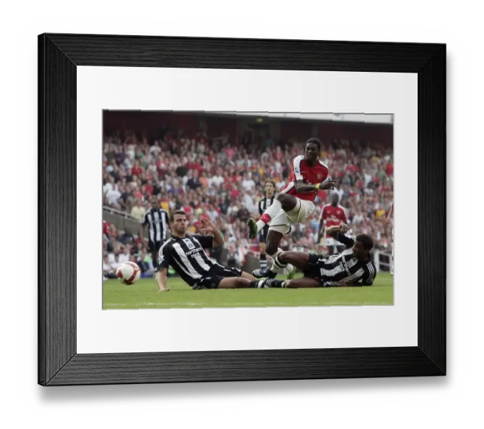 Framed Print : Emmanuel Adebayor (Arsenal) Steven Taylor and Habib Beye (Newcastle)