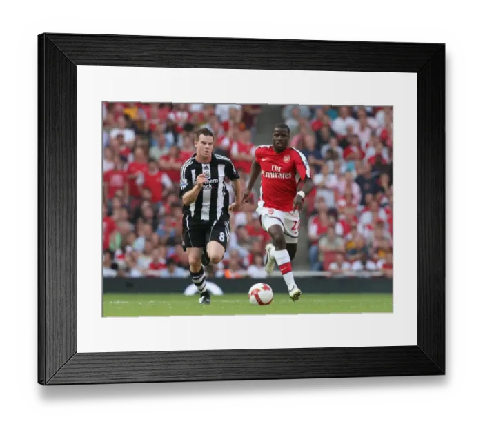 Framed Print : Emmanuel Eboue (Arsenal) Danny Guthrie (Newcastle) Framed Print : Emmanuel Eboue (Arsenal) Danny Guthrie (Newcastle)