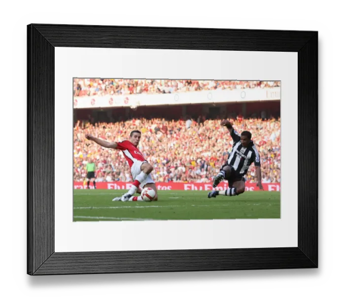 Framed Print : Robin van Persie shoots past Habib Beye to score the 2nd Arsenal goal