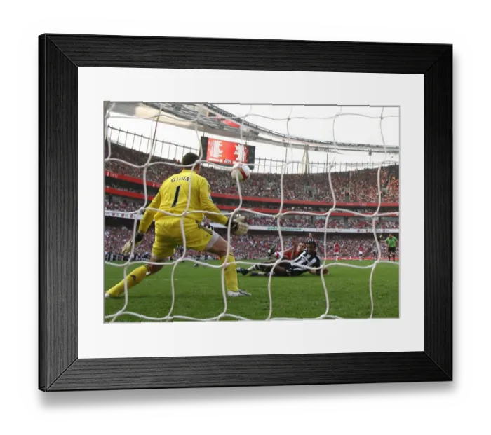 Framed Print : Robin van Persie shoots past Shay Given to score the 2nd Arsenal goal