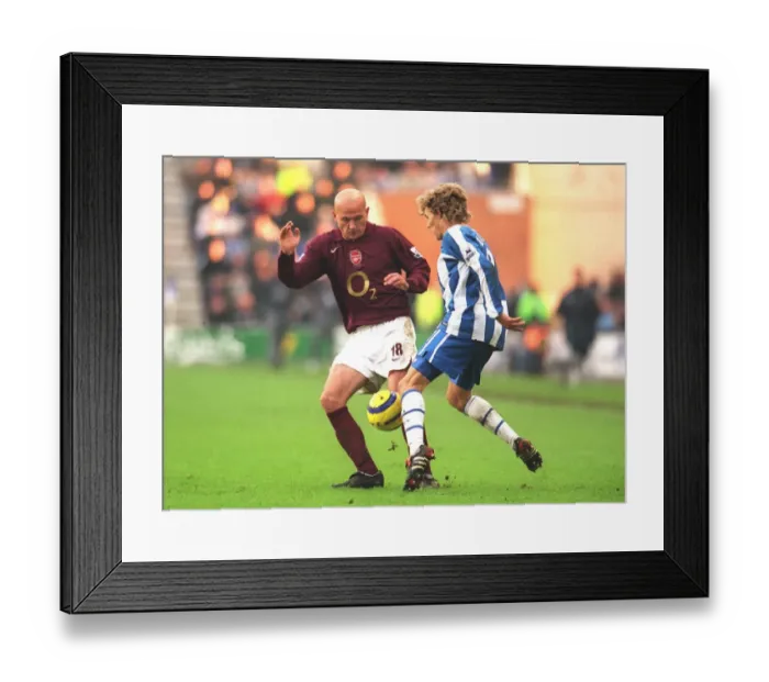 Framed Print : Pascal Cygan (Arsenal) Jimmy Bullard (Wigan)