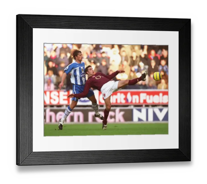 Framed Print : Robin van Persie (Arsenal) Arjan Dezeeuw (Wigan) Framed Print : Robin van Persie (Arsenal) Arjan Dezeeuw (Wigan)