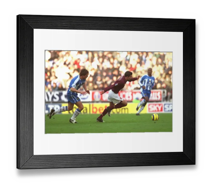 Framed Print : Van Persie's Spinning Goal: Arsenal's Comeback at Wigan, 19 / 11 / 2005 (3-2) Framed Print : Van Persie's Spinning Goal: Arsenal's Comeback at Wigan, 19 / 11 / 2005 (3-2)
