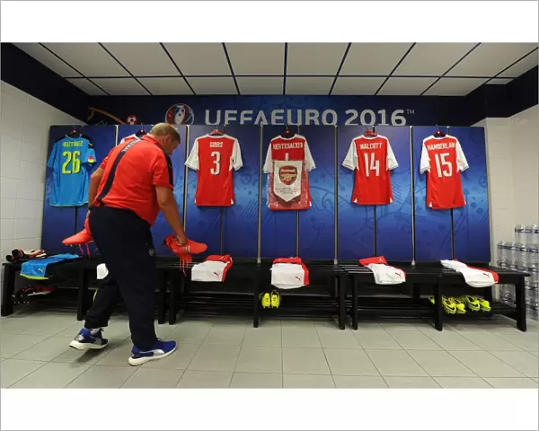 Arsenal Kit Man Vic Akers: Preparing for Lens Friendly - Behind the Scenes (2016)