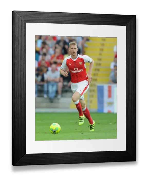 Framed Print : Per Mertesacker in Action: Arsenal's Pre-Season Friendly against RC Lens (2016-17) Framed Print : Per Mertesacker in Action: Arsenal's Pre-Season Friendly against RC Lens (2016-17)