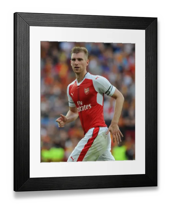 Framed Print : Per Mertesacker in Action: Arsenal's Pre-Season Clash against RC Lens (2016) Framed Print : Per Mertesacker in Action: Arsenal's Pre-Season Clash against RC Lens (2016)