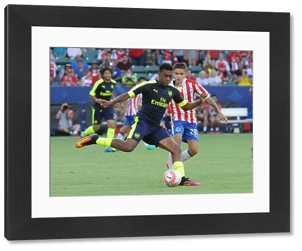 Alex Iwobi (Arsenal) Edson Torres (Chivas). Arsenal 3: 1 Chivas. Pre Season Friendly