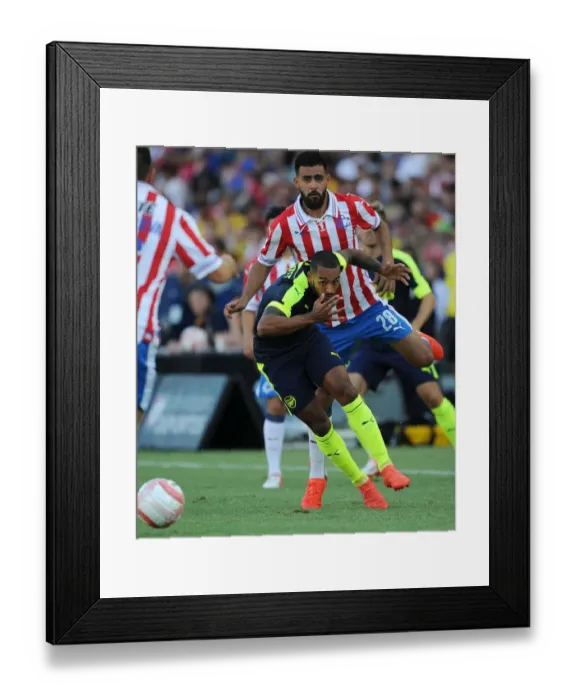 Framed Print : Theo Walcott vs Miguel Basulto: A Pre-Season Showdown between Arsenal and Chivas