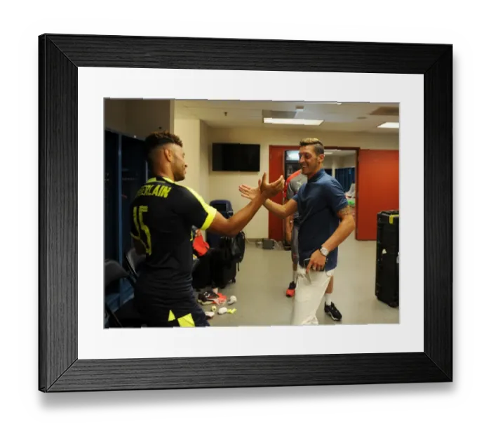 Framed Print : Arsenal Stars Mesut Ozil and Alex Oxlade-Chamberlain Pre-Match Huddle at Arsenal v Chivas (2016-17) Framed Print : Arsenal Stars Mesut Ozil and Alex Oxlade-Chamberlain Pre-Match Huddle at Arsenal v Chivas (2016-17)