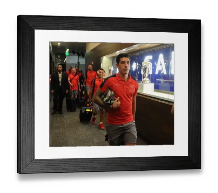 Framed Print : Arsenal's Hector Bellerin Gears Up for Arsenal vs. Chivas (2016-17) Framed Print : Arsenal's Hector Bellerin Gears Up for Arsenal vs. Chivas (2016-17)