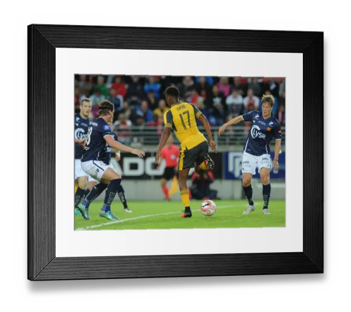 Framed Print : Alex Iwobi in Action: Viking FK vs Arsenal (2016-17) Framed Print : Alex Iwobi in Action: Viking FK vs Arsenal (2016-17)