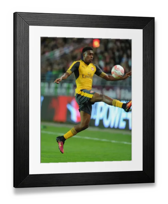 Framed Print : Alex Iwobi in Action: Arsenal's Pre-Season Friendly vs Viking FK (2016-17) Framed Print : Alex Iwobi in Action: Arsenal's Pre-Season Friendly vs Viking FK (2016-17)