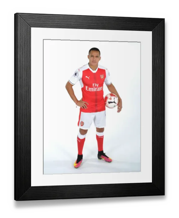 Framed Print : Arsenal Football Club 2016-17: Alexis Sanchez at Team Photoshoot Framed Print : Arsenal Football Club 2016-17: Alexis Sanchez at Team Photoshoot