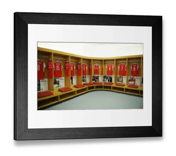 Framed Print : Arsenal Legends vs Milan Glorie: A Clash of Football Greats at Emirates Stadium