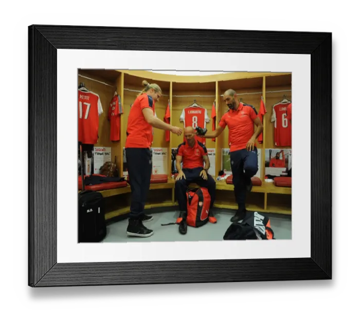 Framed Print : Arsenal Legends Reunited: A Battle of Giants vs. Milan Glorie