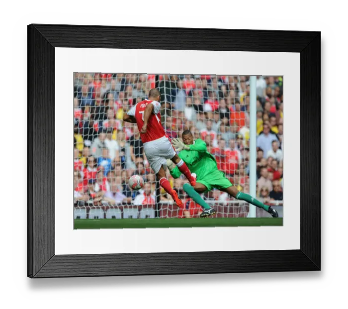 Framed Print : Arsenal Legends vs Milan Glorie: Robert Pires Scores the Decisive Goal
