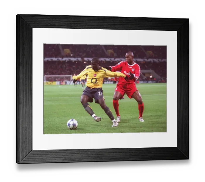 Framed Print : Emmanuel Eboue (Arsenal) Jose Goncalves (Thun). FC Thun 0: 1 Arsenal