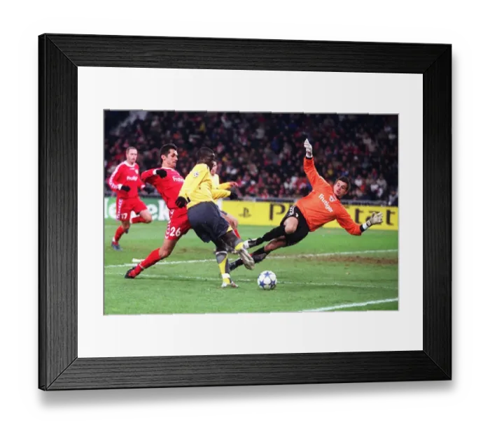Framed Print : Emmanuel Eboue (Arsenal) Eldin Jakupovic (Thun). FC Thun 0: 1 Arsenal Framed Print : Emmanuel Eboue (Arsenal) Eldin Jakupovic (Thun). FC Thun 0: 1 Arsenal